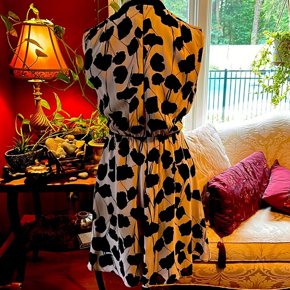 REISS SILK DESIGNER DRESS in SUPERIOR PREOWNED CONDITION - Picture 2 of 9